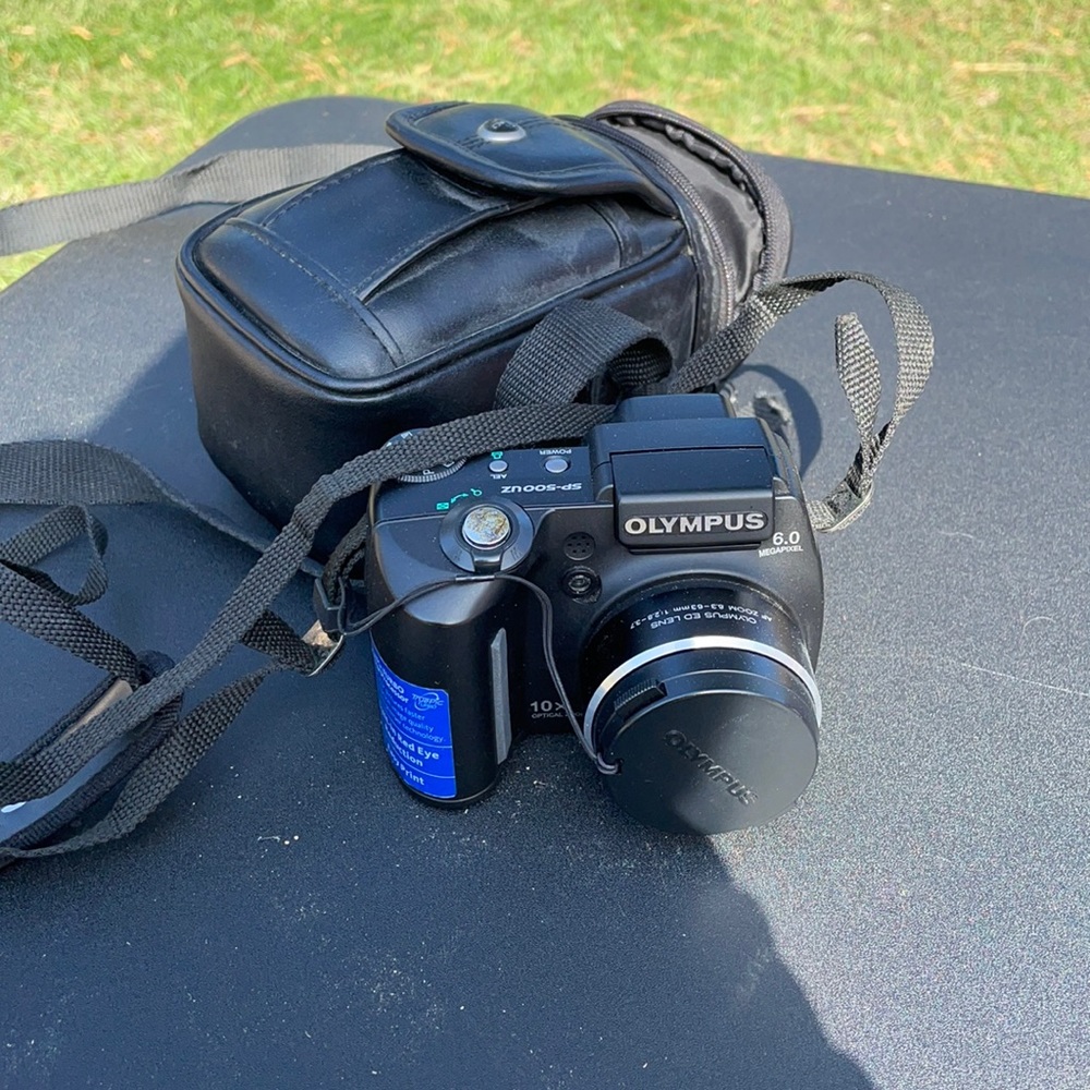 Olympus SP-500UZ camera with case